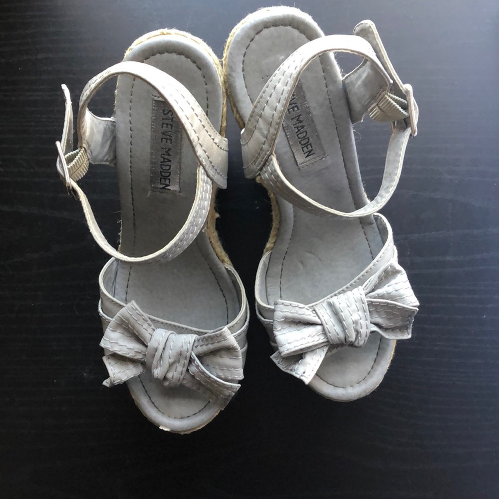 Steve Madden. Grey cork wedges with bow.